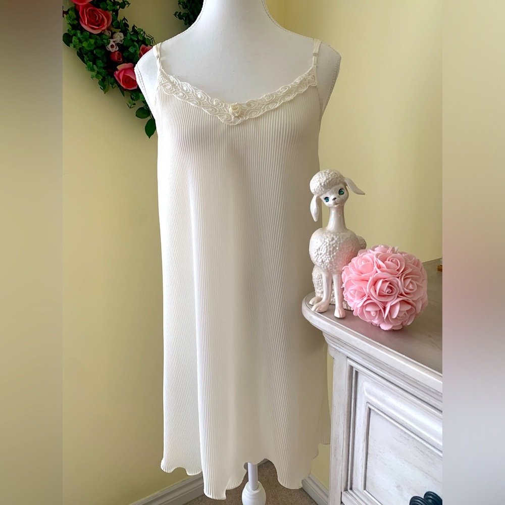 Vintage Potpourri Ivory Chemise size small